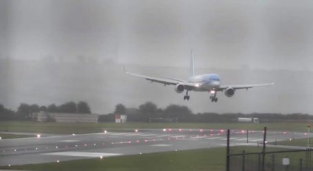 VIDEO /// Un avion Boeing a aterizat pe laterală, din cauza rafalelor de vânt de 150 de kilometri pe oră VIDEO /// Un avion Boeing a aterizat pe laterală, din cauza rafalelor de vânt de 150 de kilometri pe oră