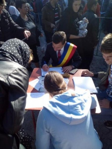 BREAKING NEWS /// Primarul de Iași, Mihai Chirica, a semnat pentru Unire / FOTO BREAKING NEWS /// Primarul de Iași, Mihai Chirica, a semnat pentru Unire / FOTO