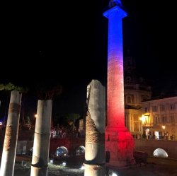 Preşedintele Klaus Iohannis a asistat la iluminarea Columnei lui Traian în culorile tricolorului românesc. FOTO Preşedintele Klaus Iohannis a asistat la iluminarea Columnei lui Traian în culorile tricolorului românesc. FOTO
