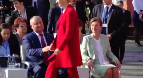 VIDEO /// Irina Vlah evită să dea mâna cu Igor Dodon. IMAGINI UMILITOARE pentru preşedinte VIDEO /// Irina Vlah evită să dea mâna cu Igor Dodon. IMAGINI UMILITOARE pentru preşedinte