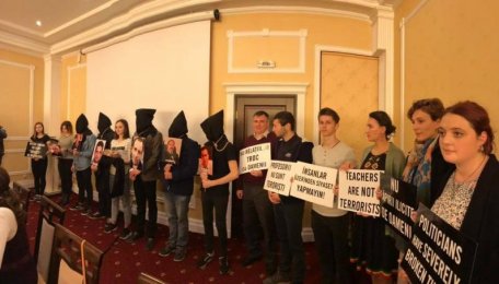 Un ONG apropiat Maiei Sandu i-a pus pe un grup de copii de la un liceu să stea cu funia la gât. Reacția părinților Un ONG apropiat Maiei Sandu i-a pus pe un grup de copii de la un liceu să stea cu funia la gât. Reacția părinților