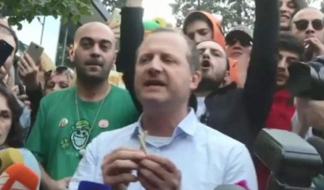 Liderul opoziţiei, candidat la președinţie, a împărţit canabis la un miting (Video) Liderul opoziţiei, candidat la președinţie, a împărţit canabis la un miting (Video)