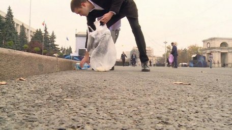 ATITUDINE CIVICĂ Tinerii democrați au colectat gunoiul rămas în Piața Marii Adunări Naționale, după Adunarea Națională a PDM ATITUDINE CIVICĂ Tinerii democrați au colectat gunoiul rămas în Piața Marii Adunări Naționale, după Adunarea Națională a PDM