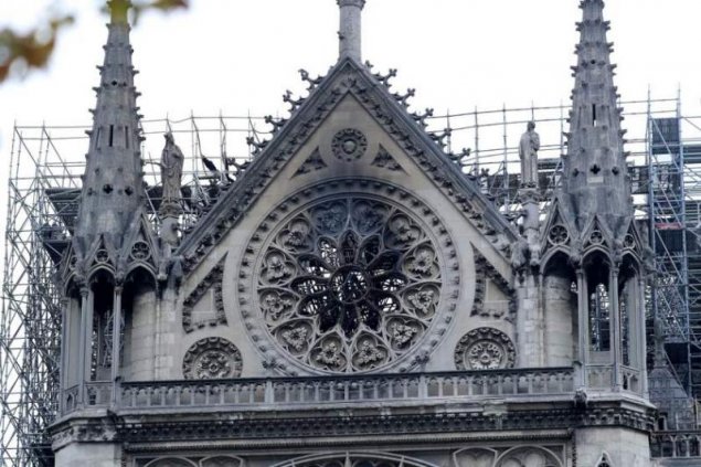 Incendiul De La Catedrala Notre Dame A Fost Stins Coroana De