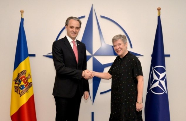 Sturza îi răspunde lui Voicu: Uită cum colegii lui socialiști protestau în fața Centrului de Informare NATO, cerând lichidarea Armatei Naționale Sturza îi răspunde lui Voicu: Uită cum colegii lui socialiști protestau în fața Centrului de Informare NATO, cerând lichidarea Armatei Naționale