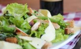 Rețeta zilei: Salată cu piept de pui și crutoane