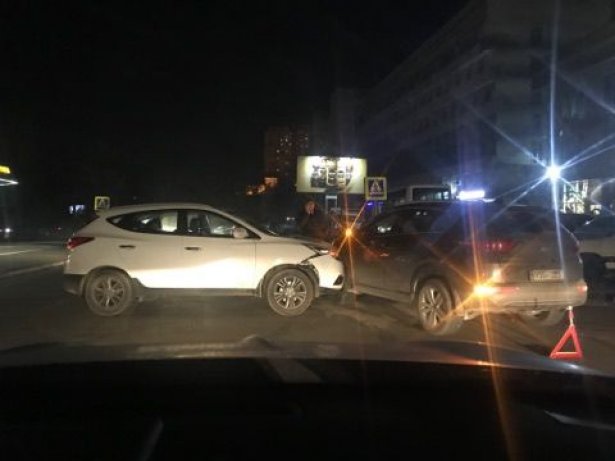 Accident pe o șosea din capitală. Două mașini s-au ciocnit / FOTO Accident pe o șosea din capitală. Două mașini s-au ciocnit / FOTO