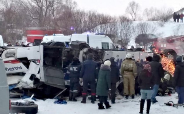 Un autocar cu turiști a căzut de pe un pod, în Rusia: 19 morți / VIDEO Un autocar cu turiști a căzut de pe un pod, în Rusia: 19 morți / VIDEO