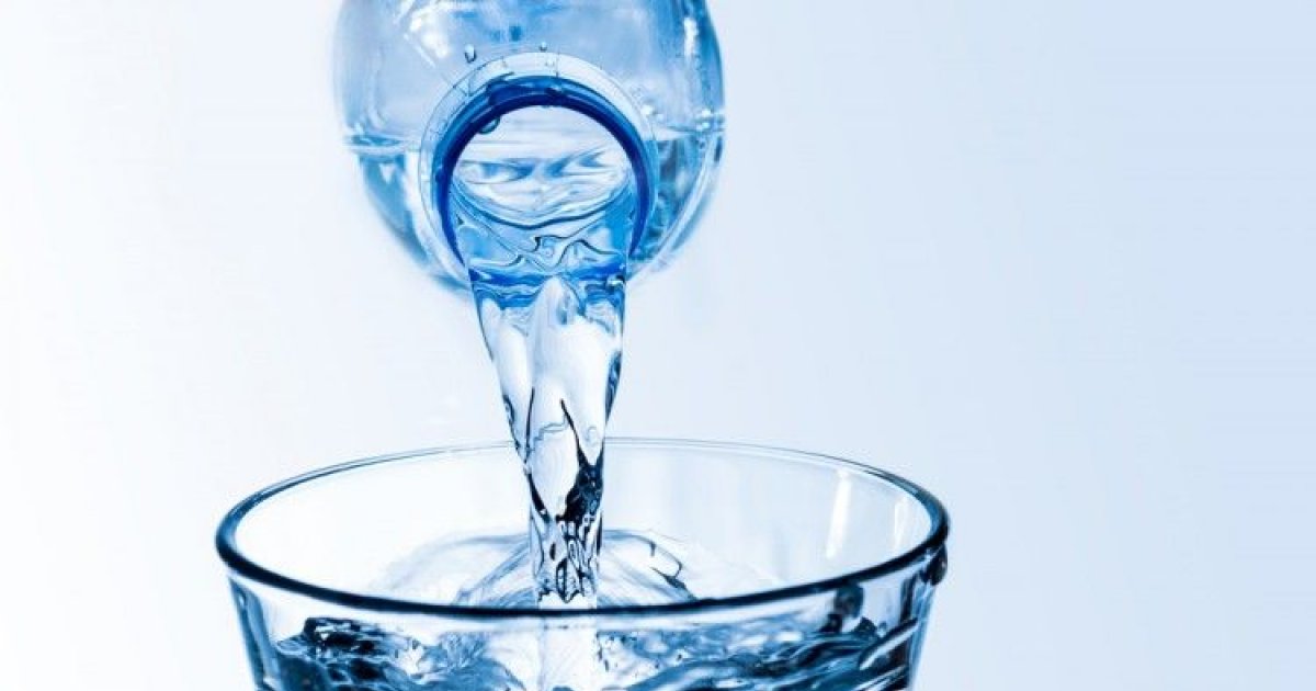 Mit demontat: Ce se întâmplă de fapt dacă bei apă când vrei să slăbeşti