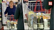 Coronavirus: Angela Merkel a mers la cumpărături pentru hârtie igienică şi vin