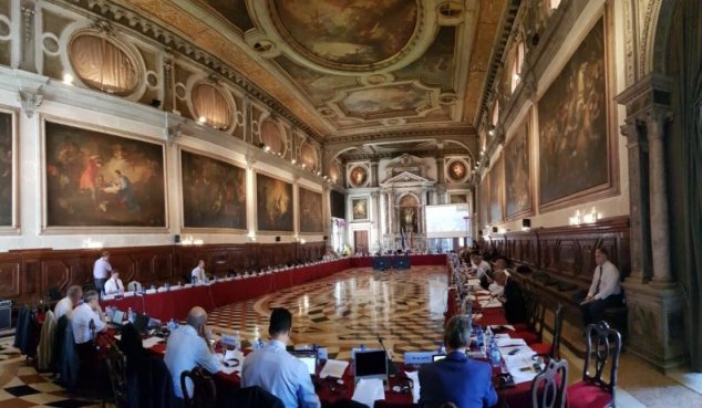 Imagini pentru Comisia de la Veneția „MĂTURĂ PE JOS” cu guvernarea tehnocrată Dodon/Chicu