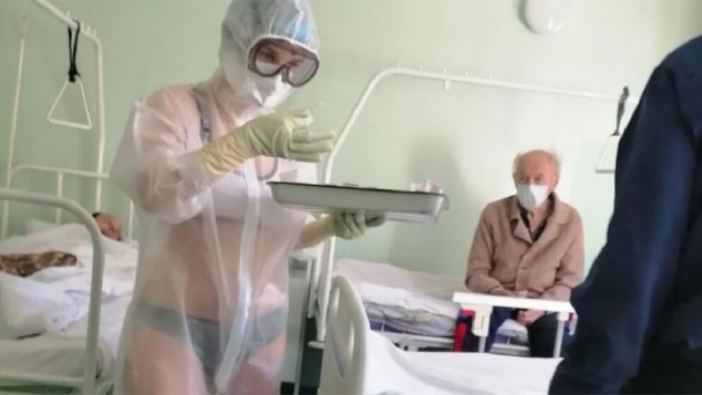 Ce s-a întâmplat până la urmă cu asistenta medicală din Rusia care și-a pus costumul de protecție peste lenjeria intimă Ce s-a întâmplat până la urmă cu asistenta medicală din Rusia care și-a pus costumul de protecție peste lenjeria intimă