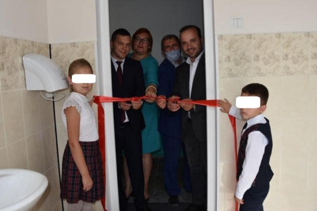 FOTO. O toaletă dintr-o şcoală din R. Moldova, inaugurată cu tăierea panglicii roşii. Oficialii au fost întâlniţi cu pâine şi sare FOTO. O toaletă dintr-o şcoală din R. Moldova, inaugurată cu tăierea panglicii roşii. Oficialii au fost întâlniţi cu pâine şi sare