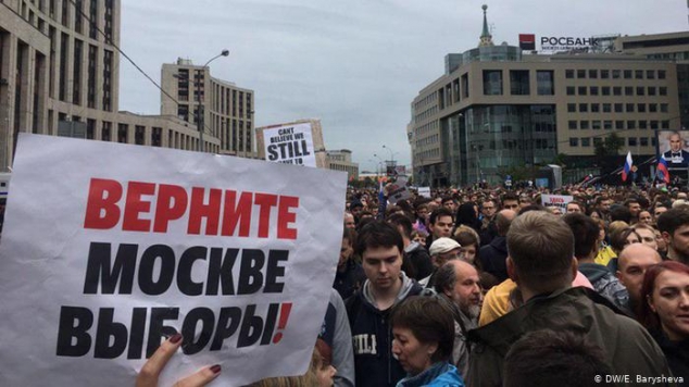 VIDEO: Peste 1.000 de arestări în timpul manifestaţiilor de susţinere a opozantului Navalnîi