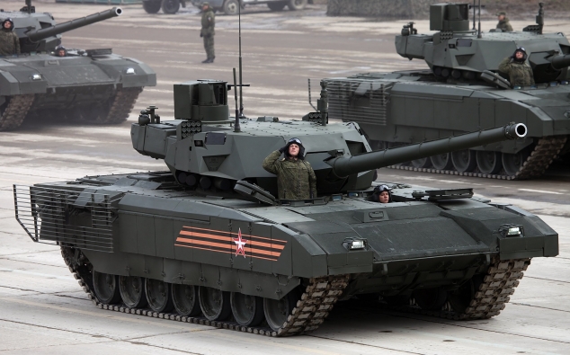 VIDEO Un tanc de 46 de tone s-a răsturnat pe o șosea din Rusia