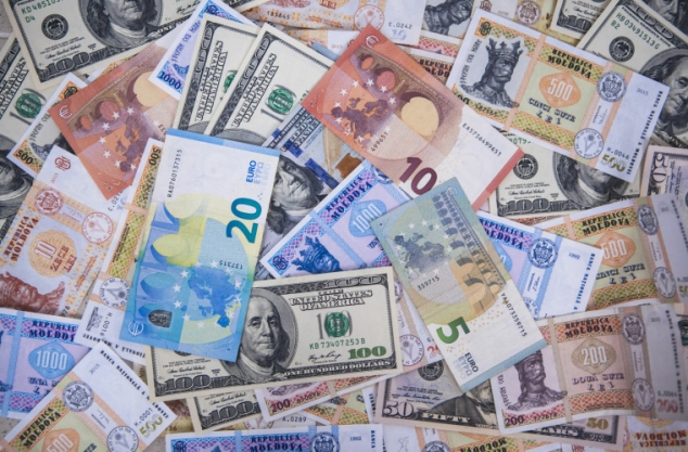 CURS VALUTAR 4 august 2021: Leul moldovenesc se apreciază cu dolarul și moneda euro