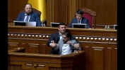 Scandal în Rada Supremă din Ucraina. Un deputat din partidul lui Zelenski la scos cu forța de la tribună pe unul dintre deputații opoziției