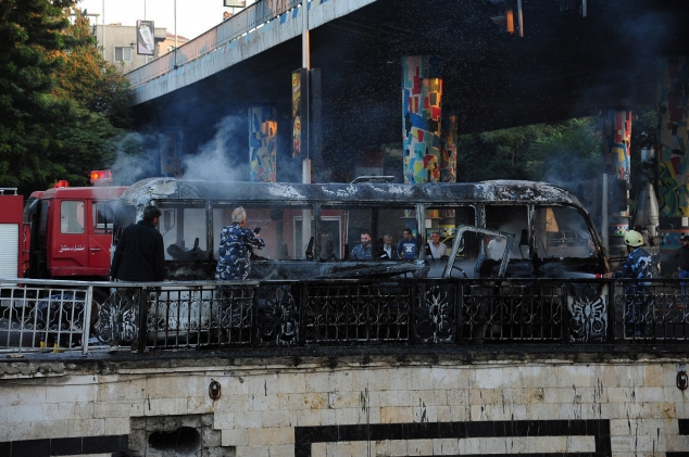 EXPLOZIE teroristă: Un autobuz a sărit în aer când traversa un pod în Siria, 13 oameni au MURIT
