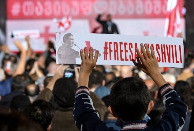 VIDEO: Mii de manifestanţi în sprijinul fostului preşedinte Mihail Saakaşvili aflat în greva foamei