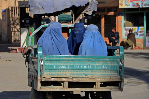 Femeile afgane nu mai au voie să călătorească neînsoțite