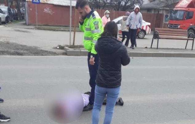 VIDEO/ ȘOCANT: Un polițist care a omorât o fetiță pe trecerea de pietoni lovește cu piciorul cadavrul victimei