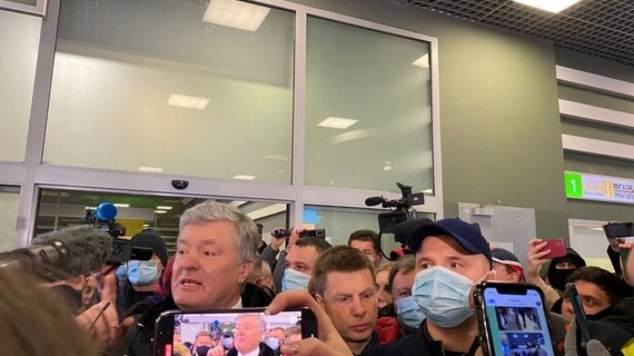 VIDEO/ Acuzat de trădare de patrie și cu avere sechestrată, Petro Poroșenko a revenit în Ucraina
