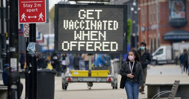 Anglia renunţă la cerinţa testării obligatorii la sosire pentru călătorii vaccinaţi
